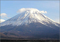 La cima del Monte Fuji, punto más alto de Japón,se apunta a la alta velocidad