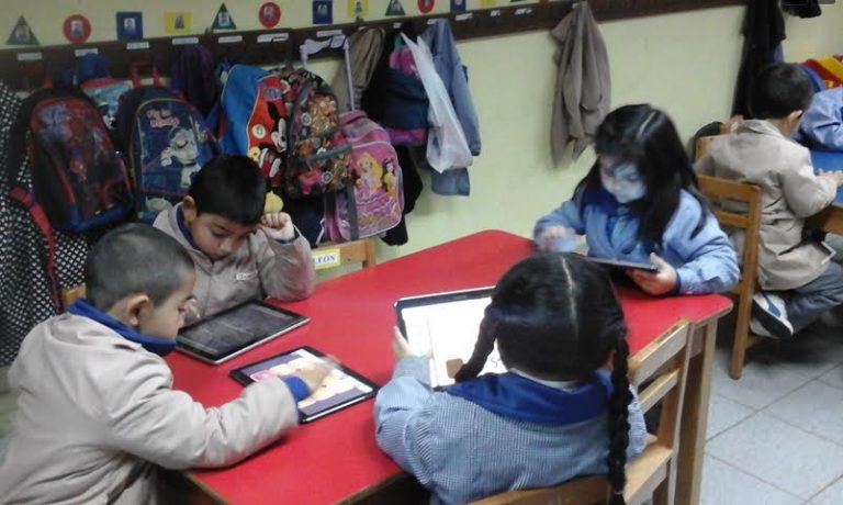 Tablets se “toman” las aulas de Colegio San Damián de Molokai