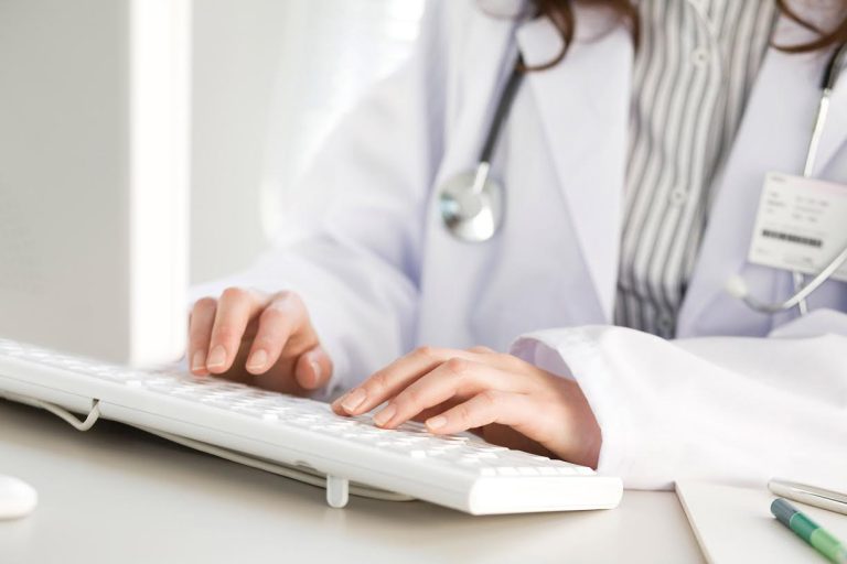 Miles de pacientes chilenos al año reciben atención médica con soluciones tecnológicas de clase mundial