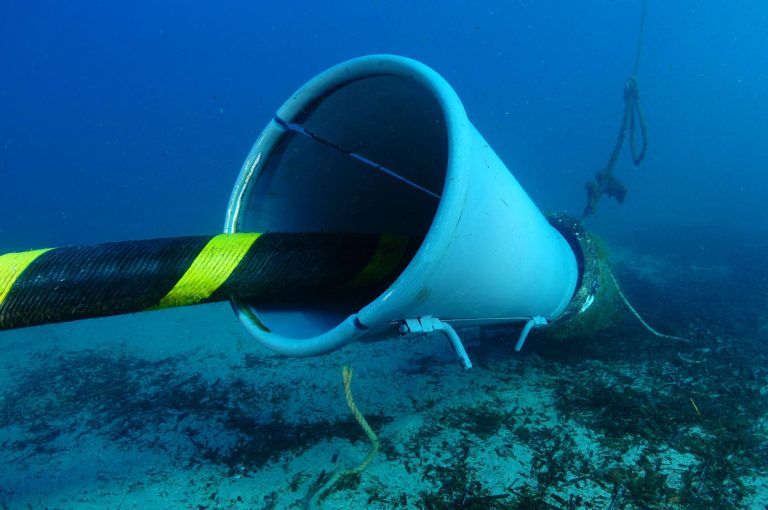 Nokia logra récord en transmisión de datos por cable submarino