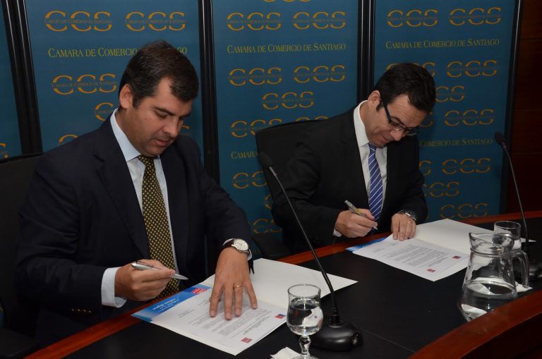 Ministro de Economía firma convenio con País Digital - Escritorio Empresa