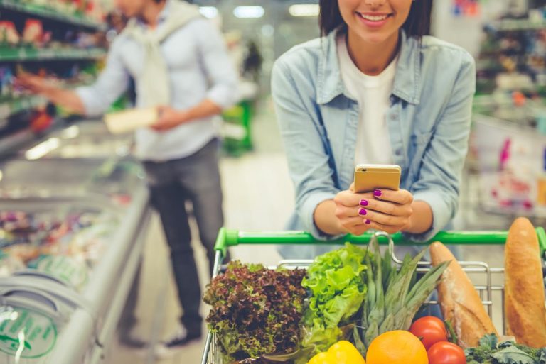 79% de los chilenos utiliza el móvil mientras compra en el supermercado