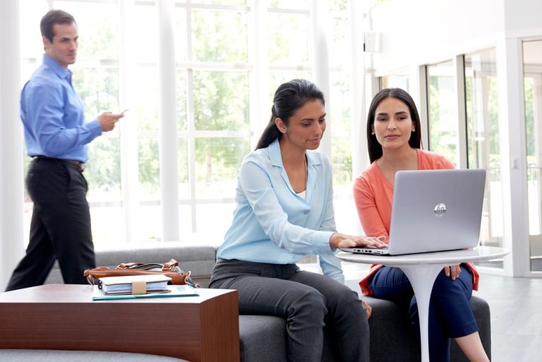HP ayuda a identificar y combatir el denominado Visual Hacking o Shoulder Surfing