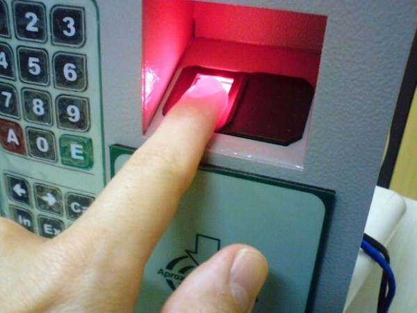 Clonación de tarjetas bancarias podría terminar con cajeros biométricos