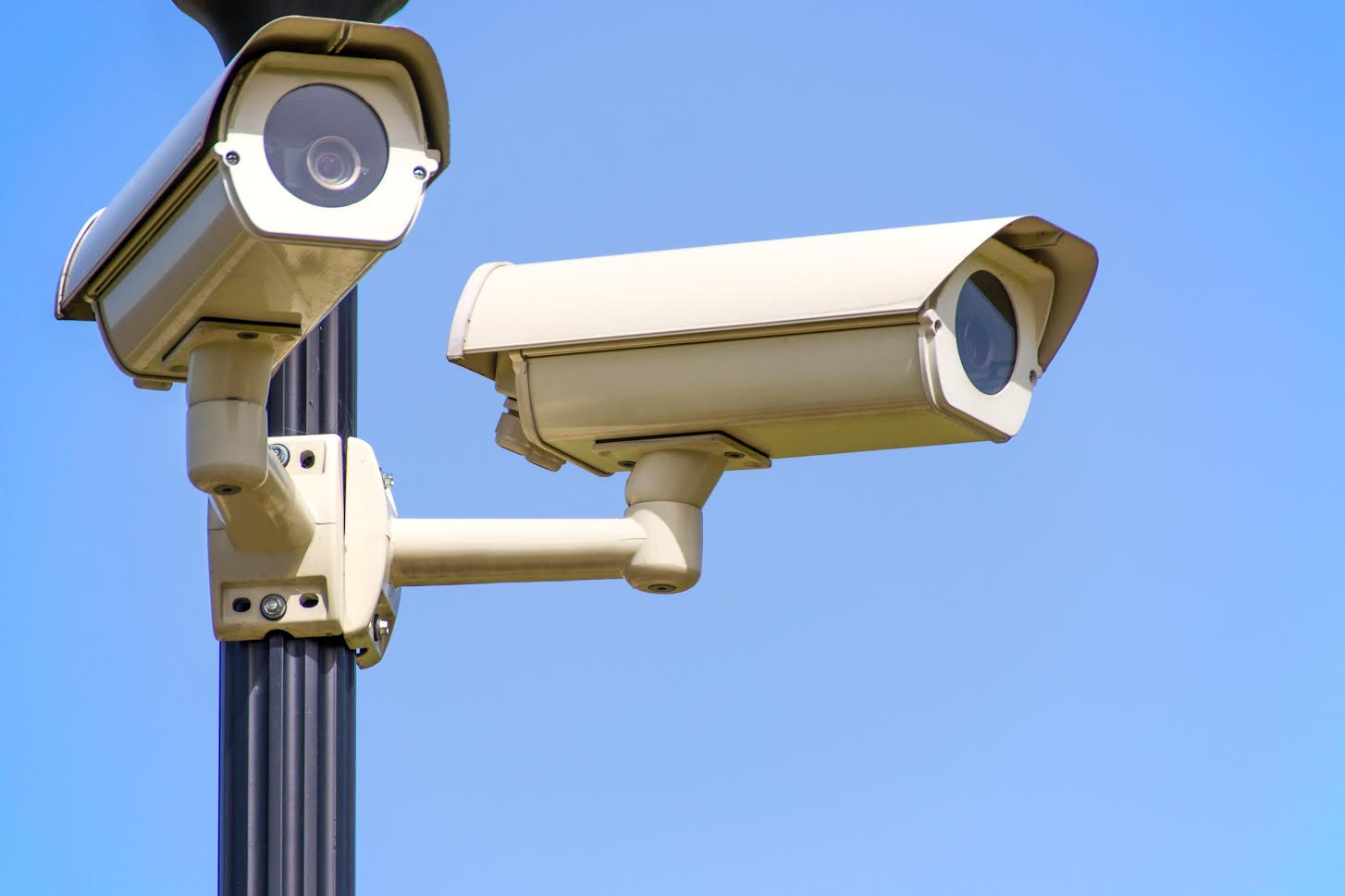 Cámara de vigilancia en la calle de la ciudad sistema de monitoreo cctv ia  generativa