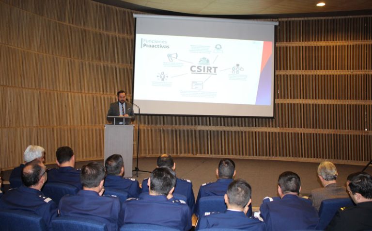 Alumnos de la Academia de Guerra de la Fach asisten a charla de ciberseguridad