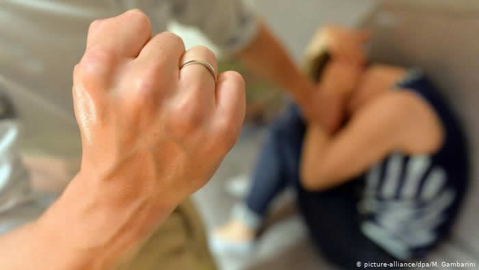 Aumentan los casos de violencia contra mujeres y niños durante el confinamiento