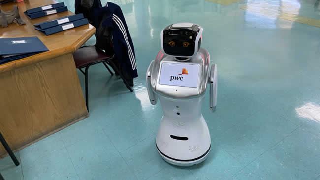 Novedoso robot se suma al combate contra el Covid-19
