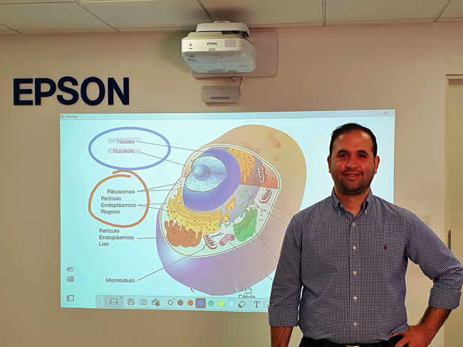 Solución para clases híbridas: Epson digitaliza el pizarrón y lo proyecta en tu casa