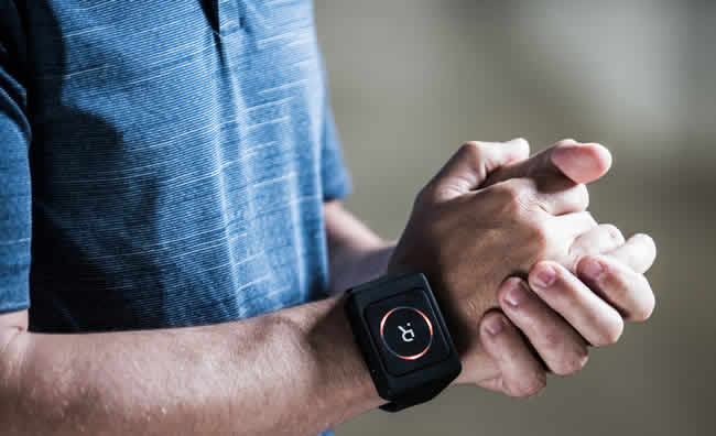 Innovador brazalete electrónico alerta cuando las personas no mantienen la distancia social