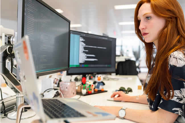 Banco de Chile y Coding Dojo ofrecen becas gratuitas de programación para mujeres