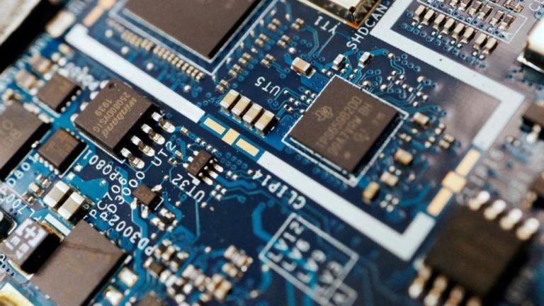 Japón restringe venta de chips a China
