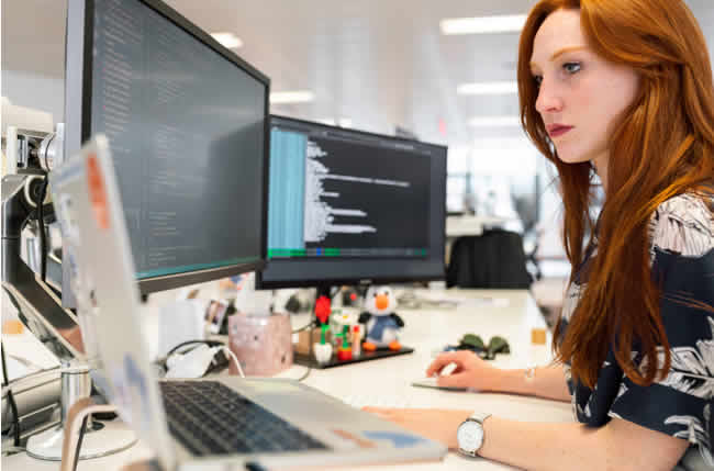 Entregan becas para que mujeres estudien programación