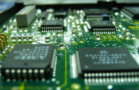 EE. UU. estudia nuevas restricciones para exportación de chips de IA a China
