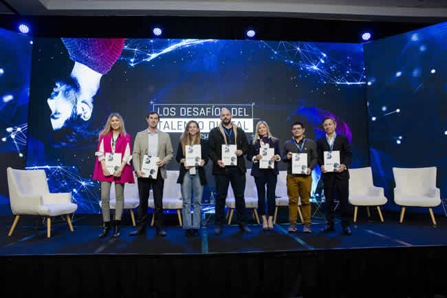 Lanzan libro que examina principales desafíos del talento digital en Chile