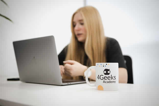 Aumenta talento femenino especializado en programación