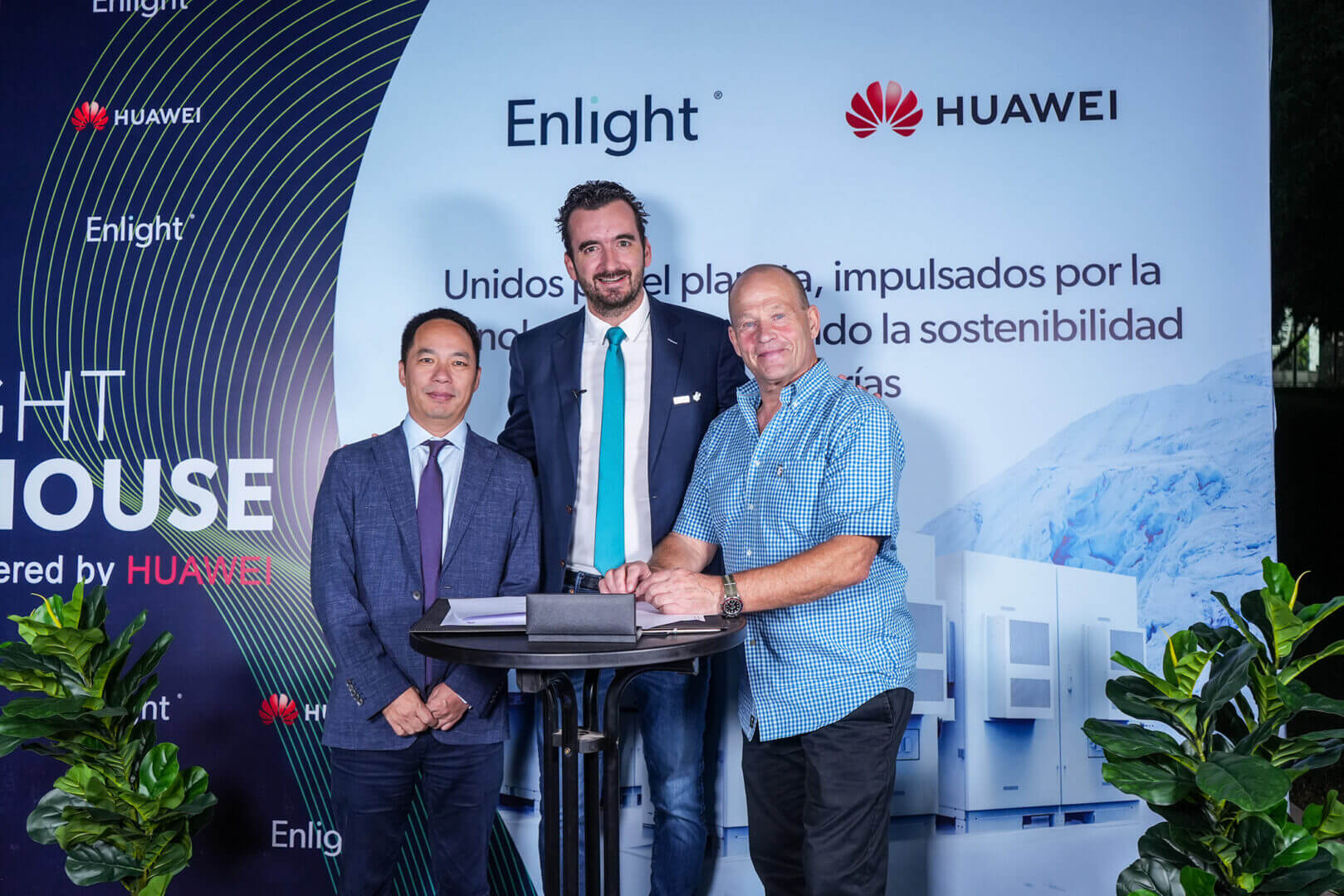 Hery Wang, presidente de Huawei Digital Power Latinoamérica; Julian Willenbrock, CEO de Enlight; Robert Swan, explorador y defensor ambiental.