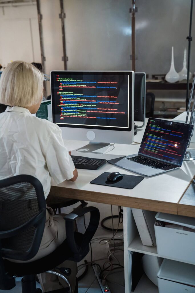 Anuncian becas de programación para mujeres