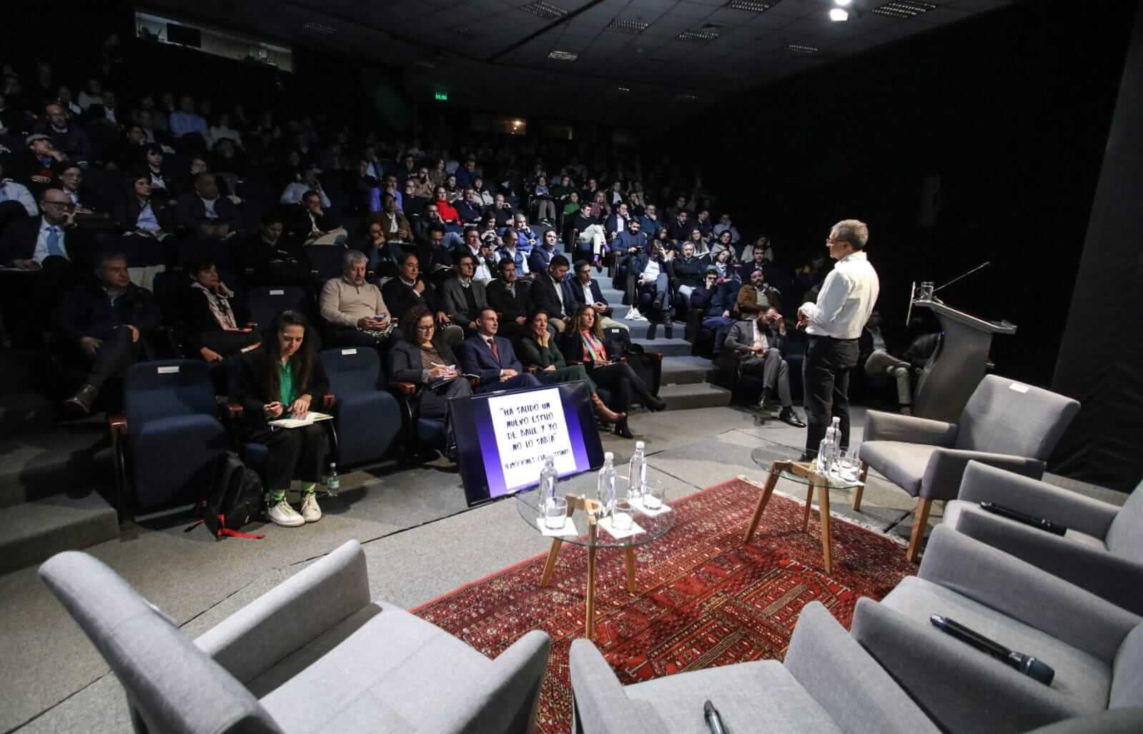 Empresarios se reúnen para avanzar en la adopción de IA en la industria